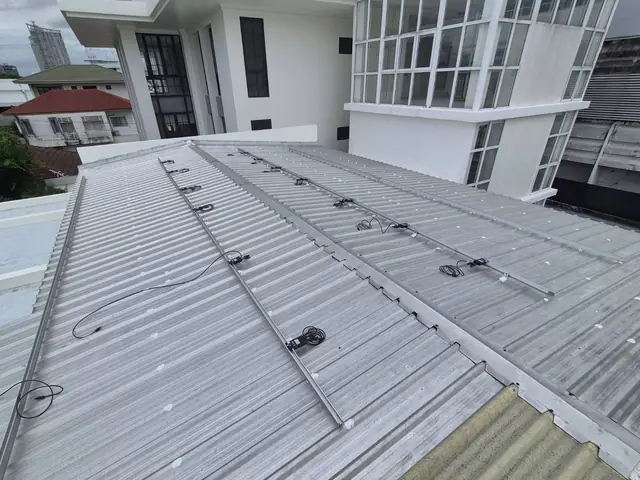 งานติดตั้งรางแผงโซลาร์บนหลังคาโรงงาน — SolarCare PRO