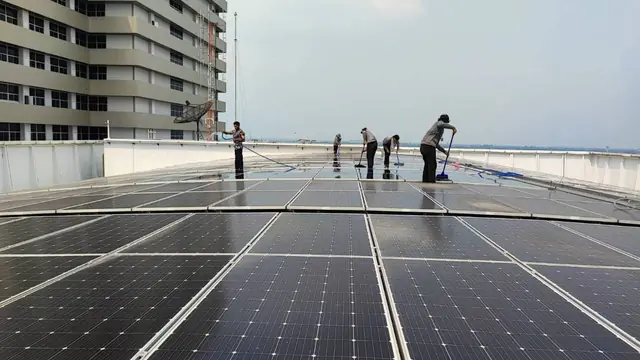 ทีมล้างแผงโซลาร์บนดาดฟ้า — SolarCare PRO